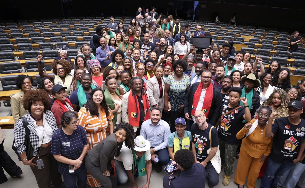Lideranças quilombolas, representantes do movimento negro e parlamentares celebram os 30 anos da Conaq no plenário da Câmara | Kayo Magalhães / Câmara dos Deputados
