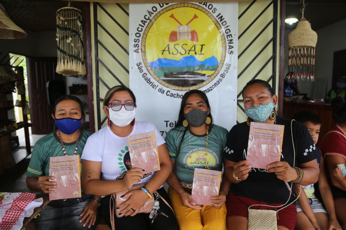 Cecília Albuquerque, Piratapuya; Luciane Lima; Janete Martins, Tariana; e Dadá Baniwa, na sede da Associação dos Artesãos Indígenas de São Gabriel da Cachoeira (ASSAI), durante a pandemia