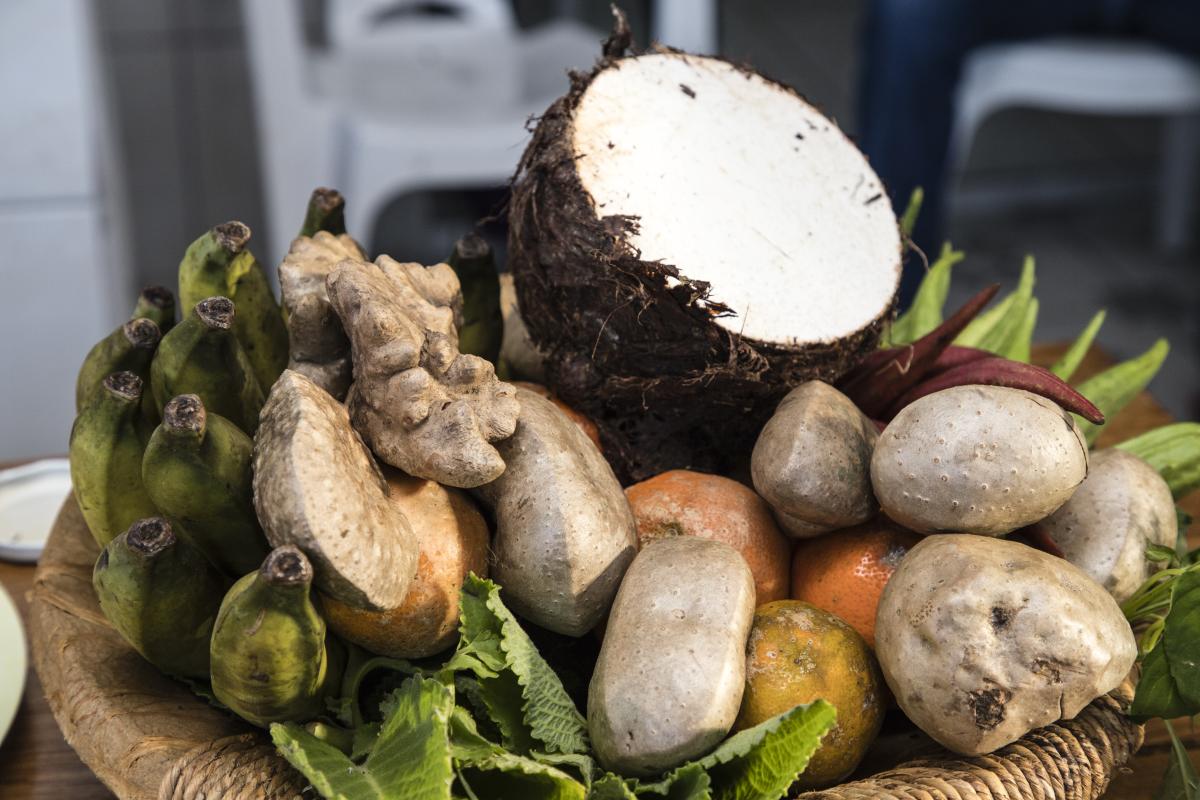 Imagem de diversos alimentos tradicionais em uma cesta