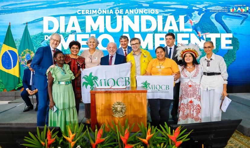 Presidente Lula com representantes do movimento de quebradeiras de coco de babaçu, ministros e parlamentares no Palácio do Planalto | Ricardo Stuckert / PR