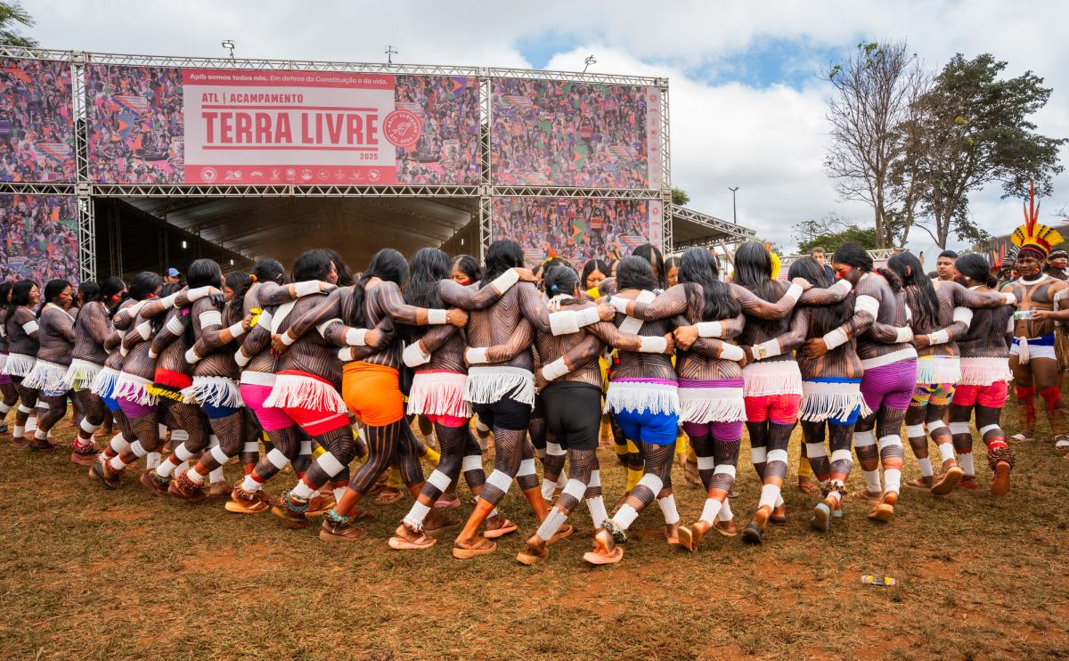 Entre os dias 07 e 12 de abril de 2025, ocorreu a 21° edição do Acampamento Terra Livre, com o tema “Apib somos todos nós – Em defesa da Constituição e da vida”, homenageando o aniversário de 20 anos da Articulação dos Povos Indígenas do Brasil (Apib), organizadora da mobilização | Renan Khisêtjê / AIK / ISA 