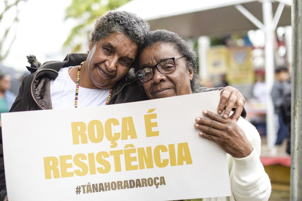 Benedita Santos Rocha, do Quilombo Maria Rosa, e Leonila Priscila da Costa Pontes, do Quilombo Abobral Margem Esquerda, na 11ª Feira de Troca de Sementes e Mudas Tradicionais das Comunidades Quilombolas do Vale do Ribeira, Eldorado