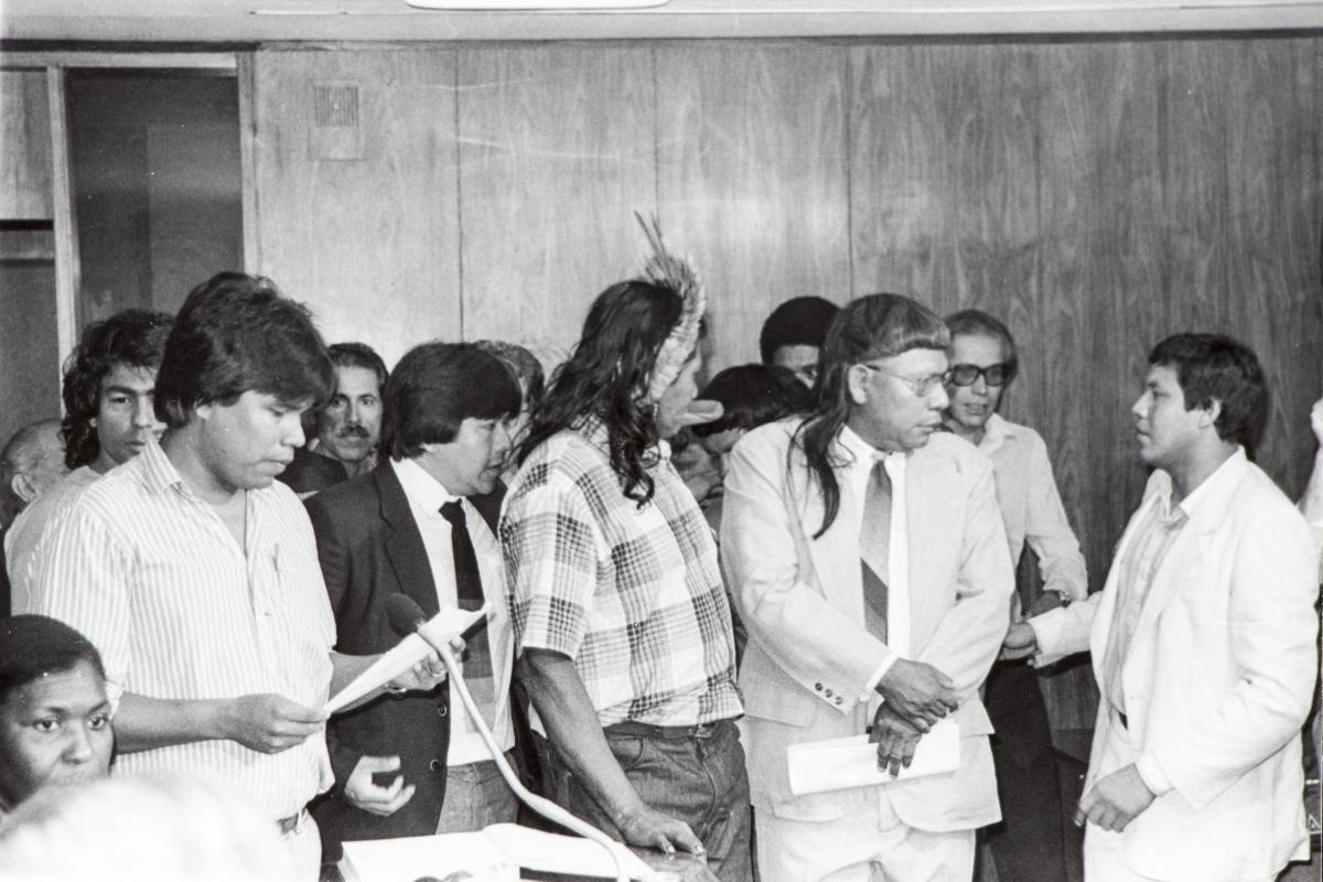Ailton Krenak, Marcos Terena (gravata), Raoni Metuktire e Mário Juruna (gravata), Subcomissão da Constituinte | Laura Graham 