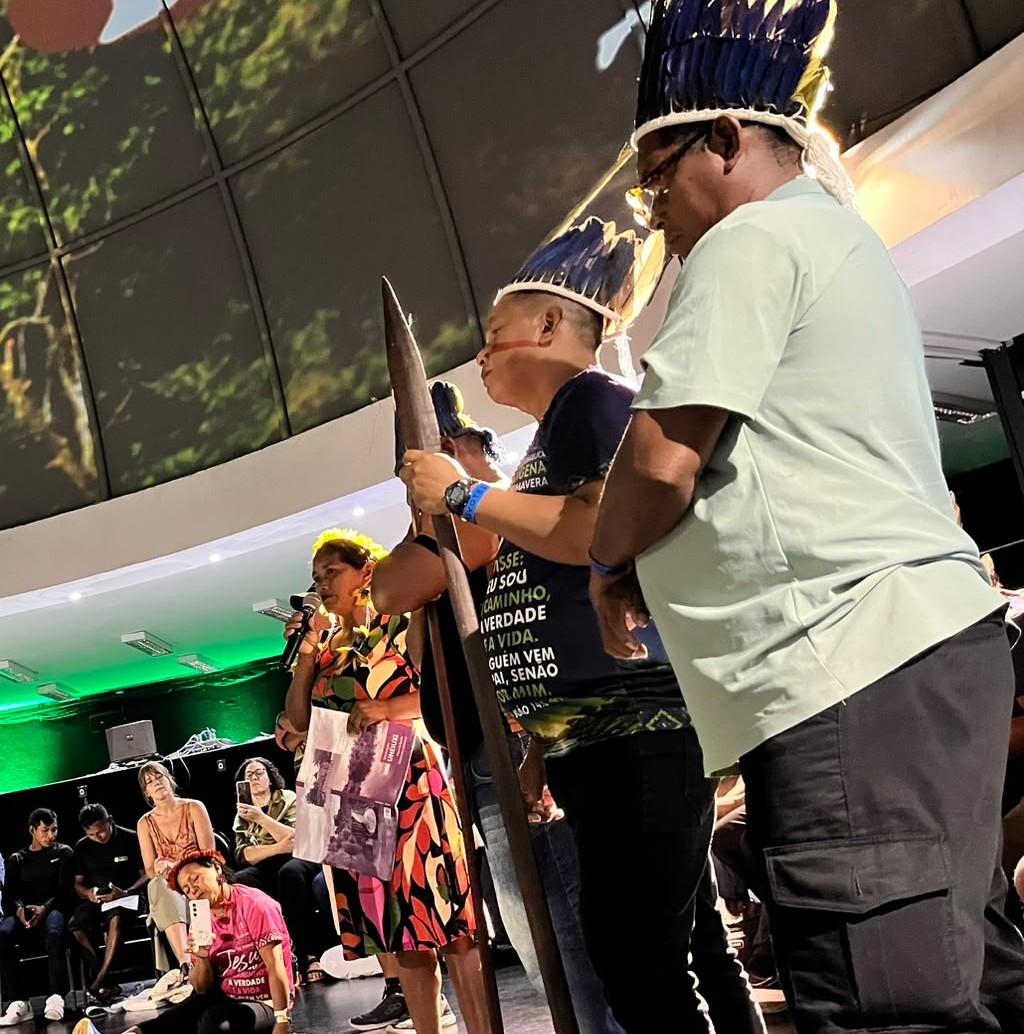 (E) Dona Socorro Nadëb da comunidade do Roçado, na TI Uneiuxi, fala em evento em Manaus | Natália Pimenta / ISA