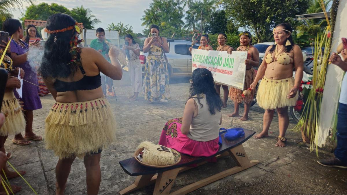 Lúcia Alberta é recebida e adornada por mulheres Baré em sua chegada a sede da Foirn|Dadá Baniwa/Funai