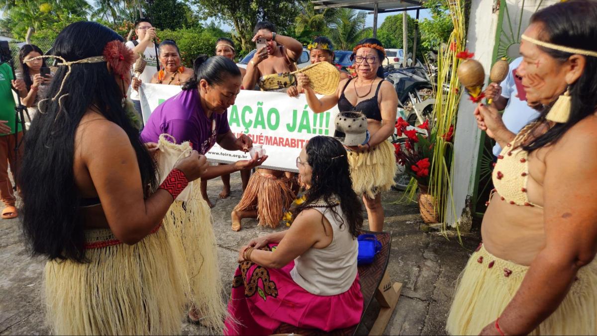 Lúcia Alberta é recebida e adornada por mulheres Baré em sua chegada a sede da Foirn