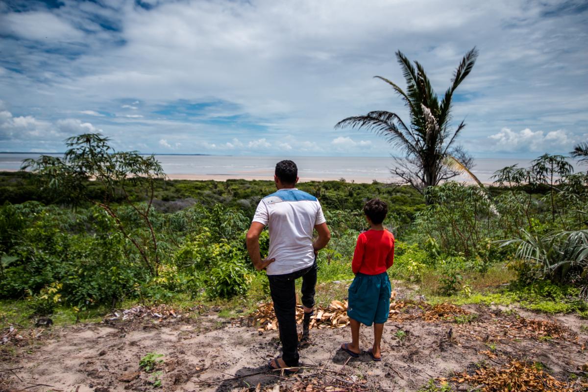 Moradores observam o mar em mirante no Território Quilombola de Alcântara (MA) | Ana Mendes / Imagens Humanas