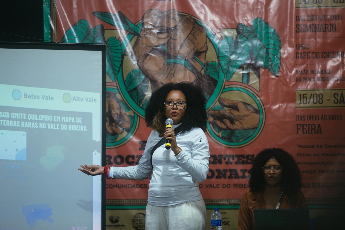 pesquisadora quilombola Maíra Silva, doutora em Ciências na área de Geologia e Recursos Naturais, conversou com os presentes sobre contaminação por metais pesados e terras raras