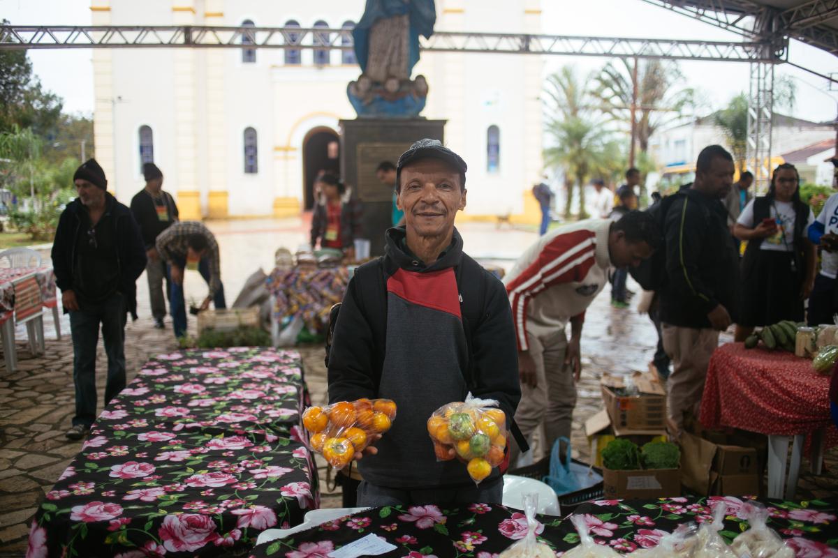 Urias Morato segura os produtos que levou para a 17 Feira de Sementes e Mudas do Vale do Ribeira