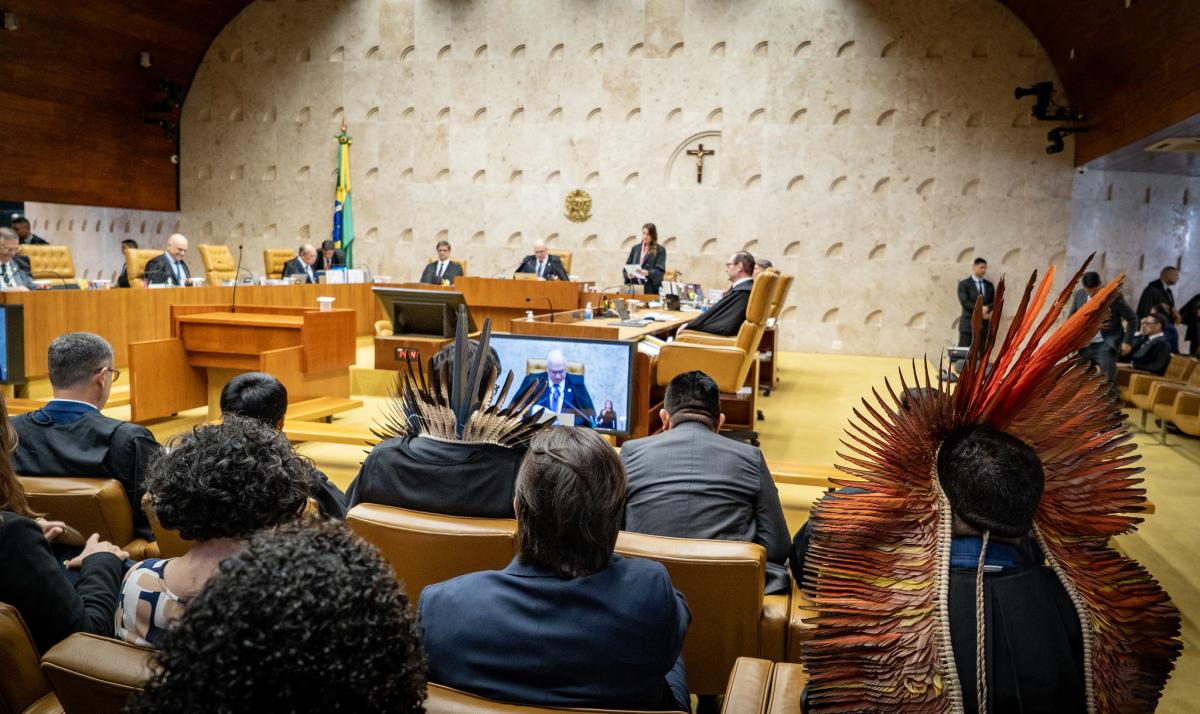 Indígenas acompanham julgamento do marco temporal no STF, em Brasília, em 2025 | Hellen Loures / Cimi