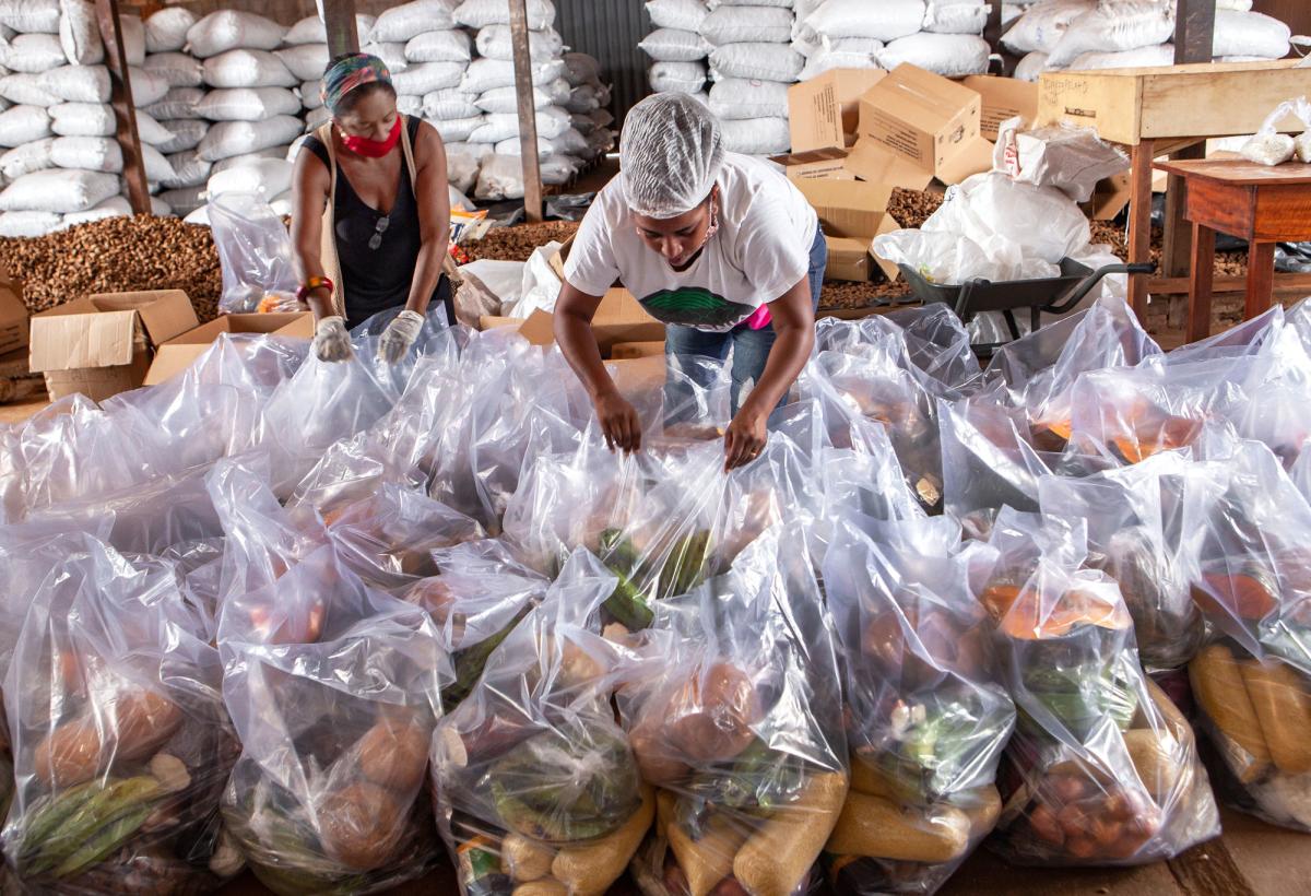 Para garantir a segurança alimentar e o isolamento social, 700 kits de mercadorias foram distribuídos para famílias em situação de extrema vulnerabilidade na cidade de Altamira e para ribeirinhos que vivem nas Reservas Extrativistas (Resex) da Terra do Meio | Lilo Clareto/ISA