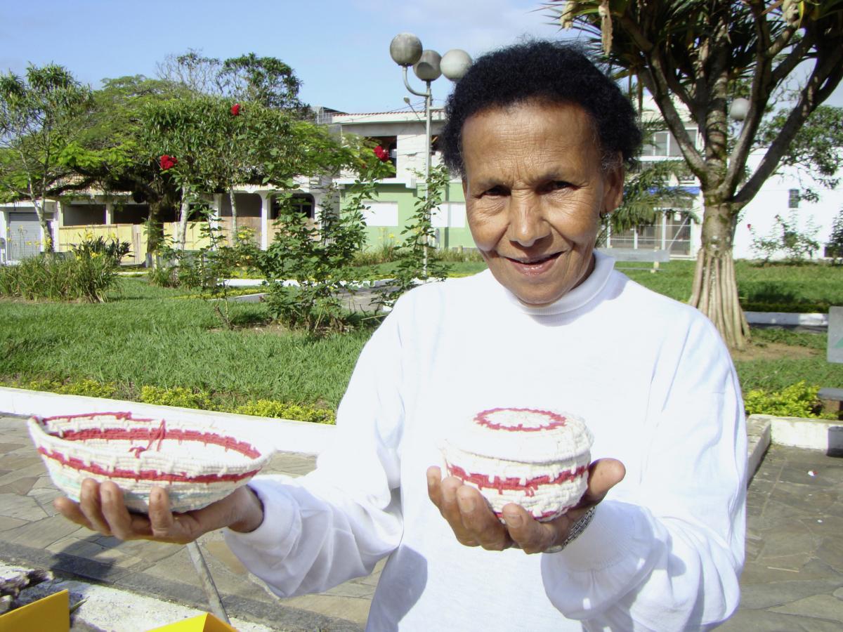 Zulmira Rosa Oliveira, do Quilombo Porto Velho (Itaóca-SP), com suas peças artesanais na primeira feira de troca de sementes e mudas de plantas tradicionais dos quilombos do Vale do Ribeira, organizada pelo ISA e associações quilombolas da região, Praça da Matriz, Eldorado, Vale do Ribeira, São Paulo