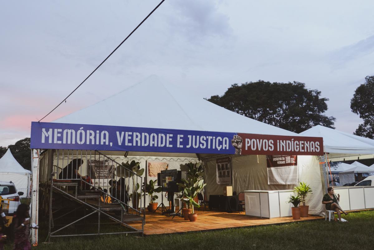 Tenda do Fórum Memória, Verdade, Reparação Integral, Não Repetição e Justiça para os Povos Indígenas no Acampamento Terra Livre 2026