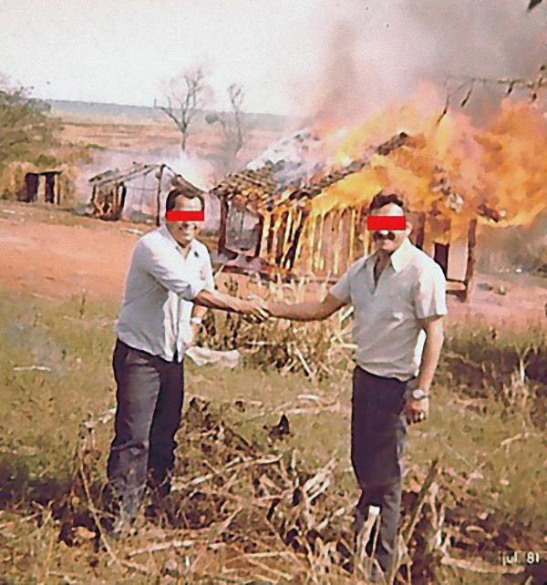 Funcionários de Itaipu comemoram incêndio em casas de indígenas. A foto, com data de julho de 1981, durante a ditadura militar, foi cedida à Comissão da Verdade do Paraná por um ex-funcionário que se manteve no anonimato