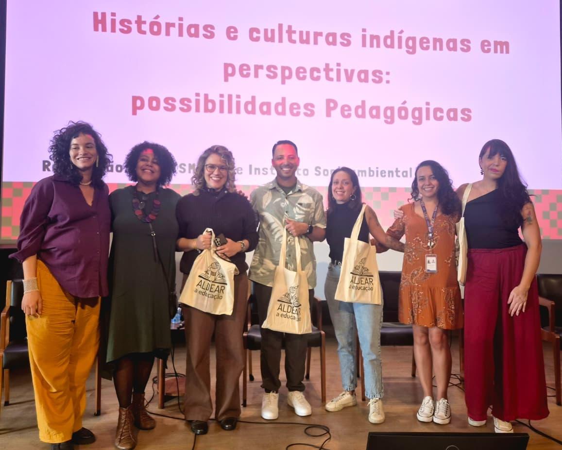 Luma Prado, do ISA, Eva Santos, do Núcleo de Educação para as Relações Étnico-Raciais da Prefeitura de São Paulo e professores da rede municipal que apresentaram seus relatos de prática sobre o trabalho que realizaram sobre histórias e culturas indígenas