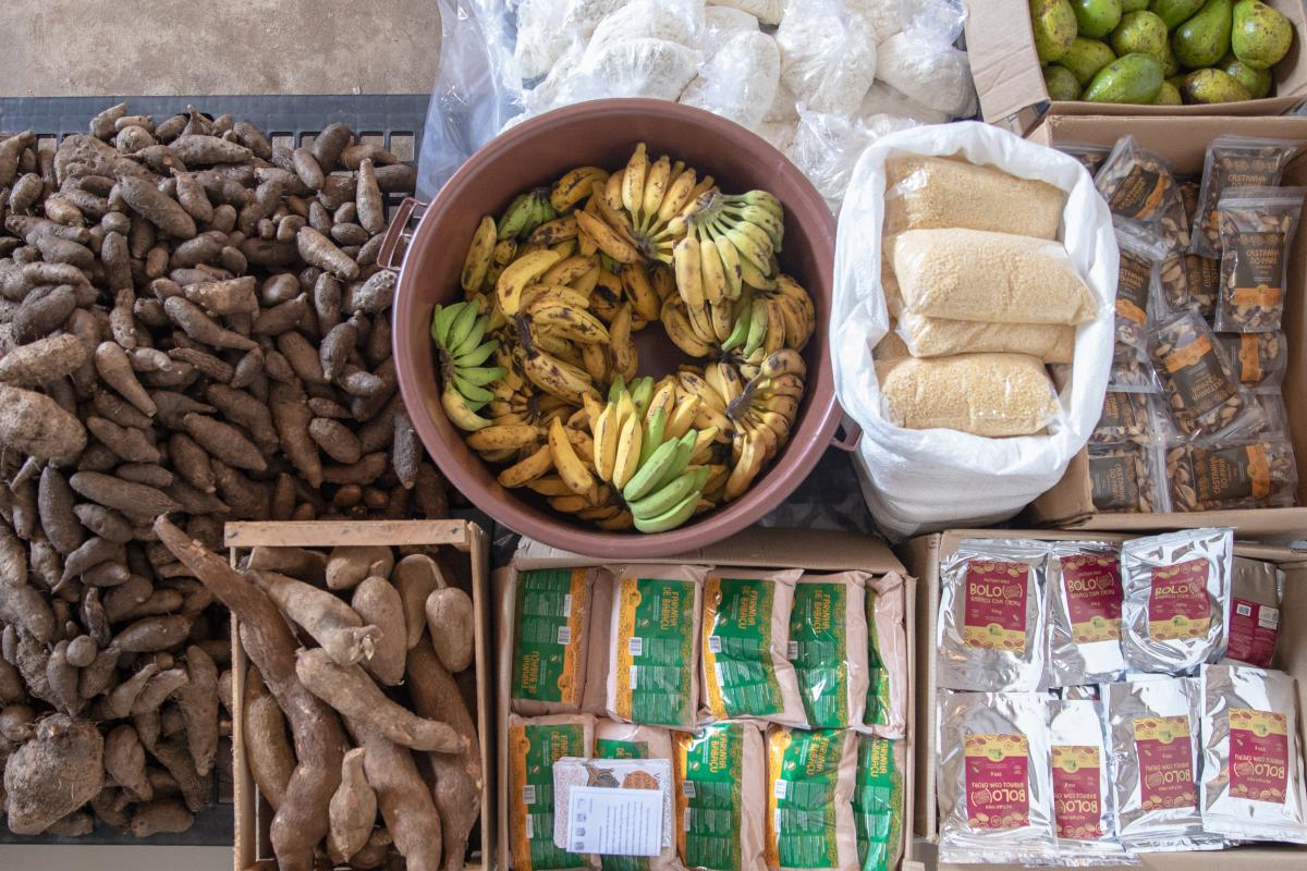 Alimentos produzidos pelas comunidades ribeirinhas da Rede de Cantinas da Terra do Meio que serão doados para famílias em situação de vulnerabilidade na região de Altamira, uma forma de combate à insegurança alimentar na cidade e de geração de renda para os ribeirinhos. Galpão do projeto "Vem do Xingu", Altamira (PA)