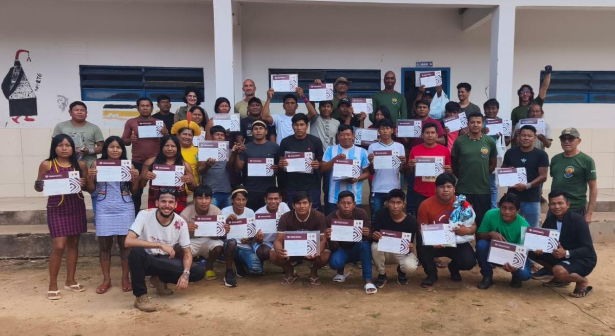 Indígenas que integraram o primeiro ciclo de formação em proteção territorial exibem seus certificados de participação