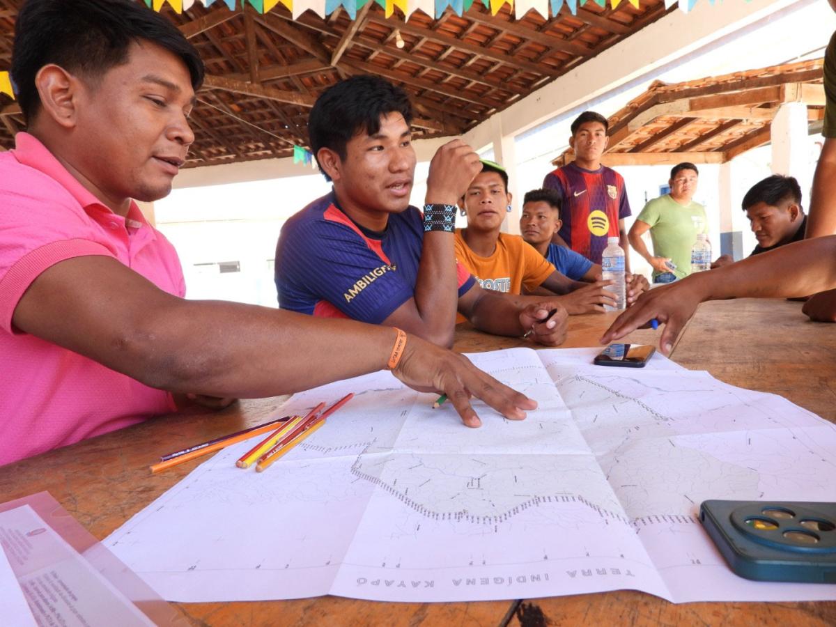 Registro da atividade participativa onde indígenas do povo Kayapó mapeiam as situações de vulnerabilidade na Terra Indígena