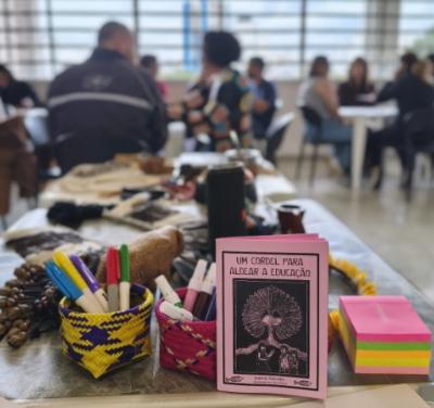 Um cordel para aldear a educação, obra de Auritha Tabajara, ilustrada por Lucélia Borges, à pedido do ISA, foi distribuída durante a programação