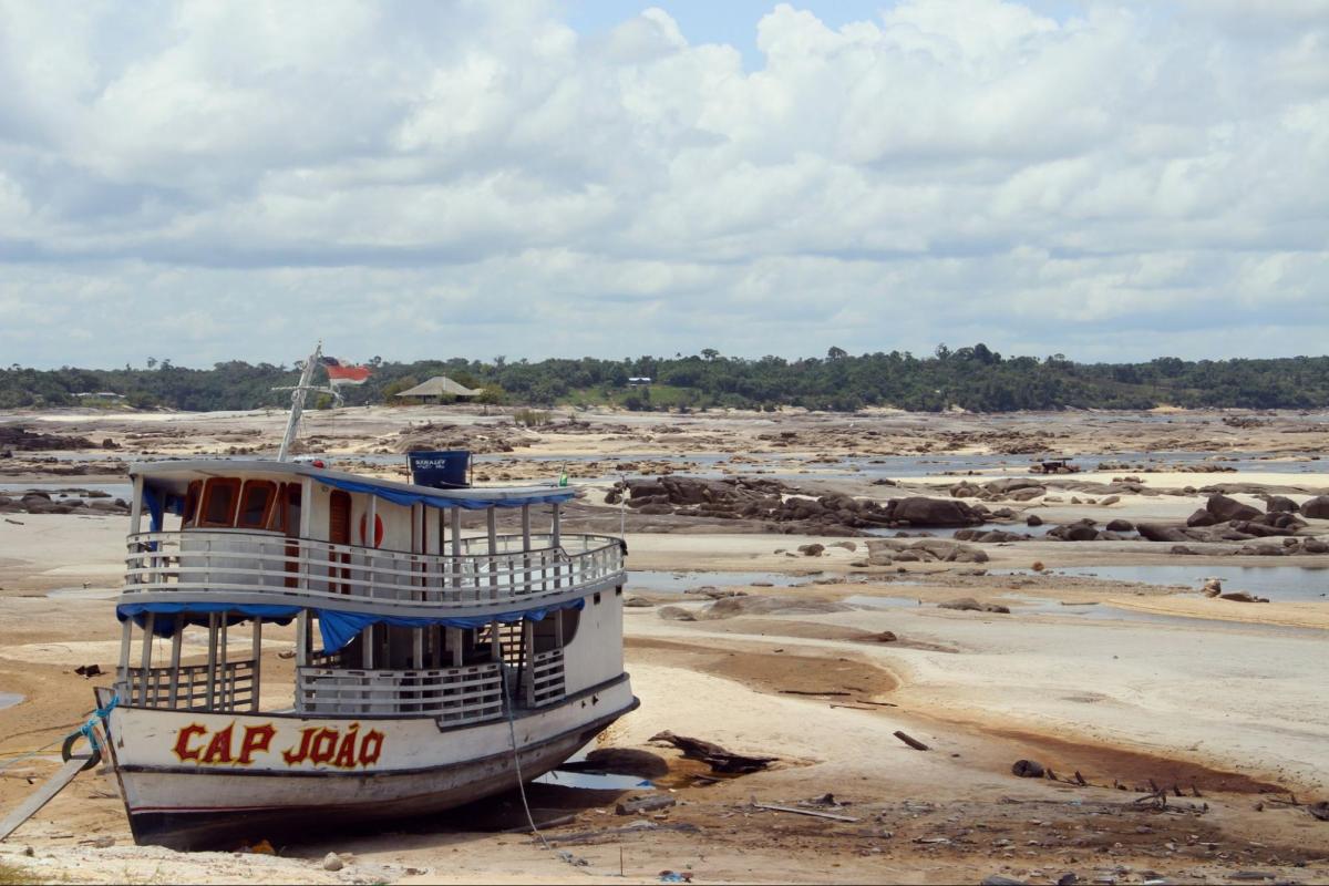 Embarcação encalhada durante seca na orla principal de São Gabriel da Cachoeira, na bacia do Rio Negro, Amazonas