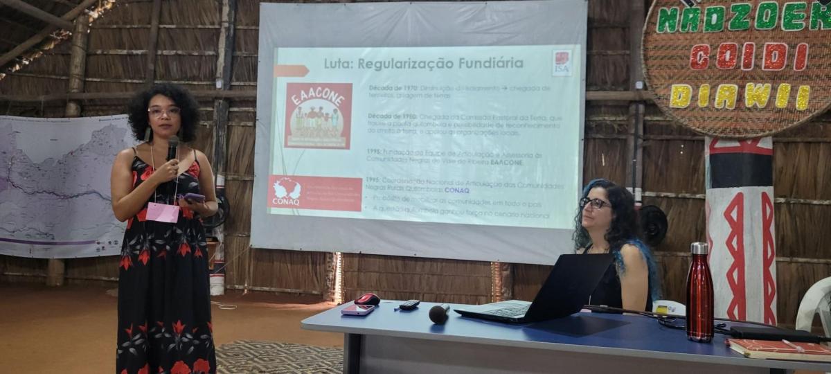 Nicéia Santos (ao microfone) conta que seu pai perdeu a roça em consequência do El Niño de 2023 e 2024