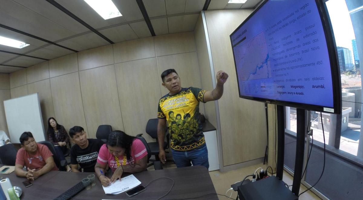 Moriudem Arara explica como é feita a proteção territorial da TI Arara para os técnicos do Dnit e da Funai