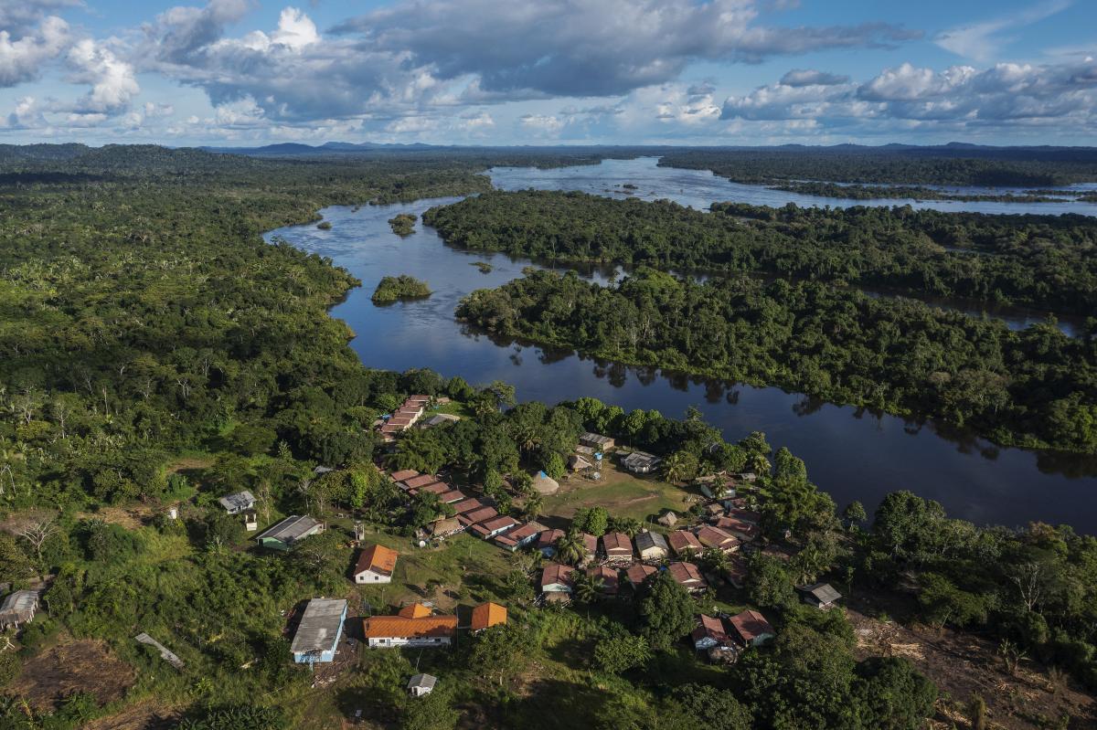 Vista aérea da aldeia Laranjal às margens do rio Iriri, na Terra Indígena Arara. Com a perspectiva de asfaltamento da rodovia Transamazonica e dos possíveis impactos socioambientais dessa obra, os indígenas da Terra Indigena Arara e da Terra Indigena Cachoeira Seca organizaram um protocolo de consulta para ser utilizado sobre qualquer decisão do governo que afete o seu território