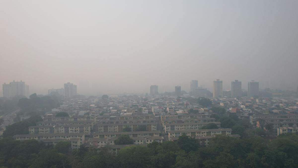Vista de Manaus em 2023, coberta de fumaça; cenário se repete em 2026