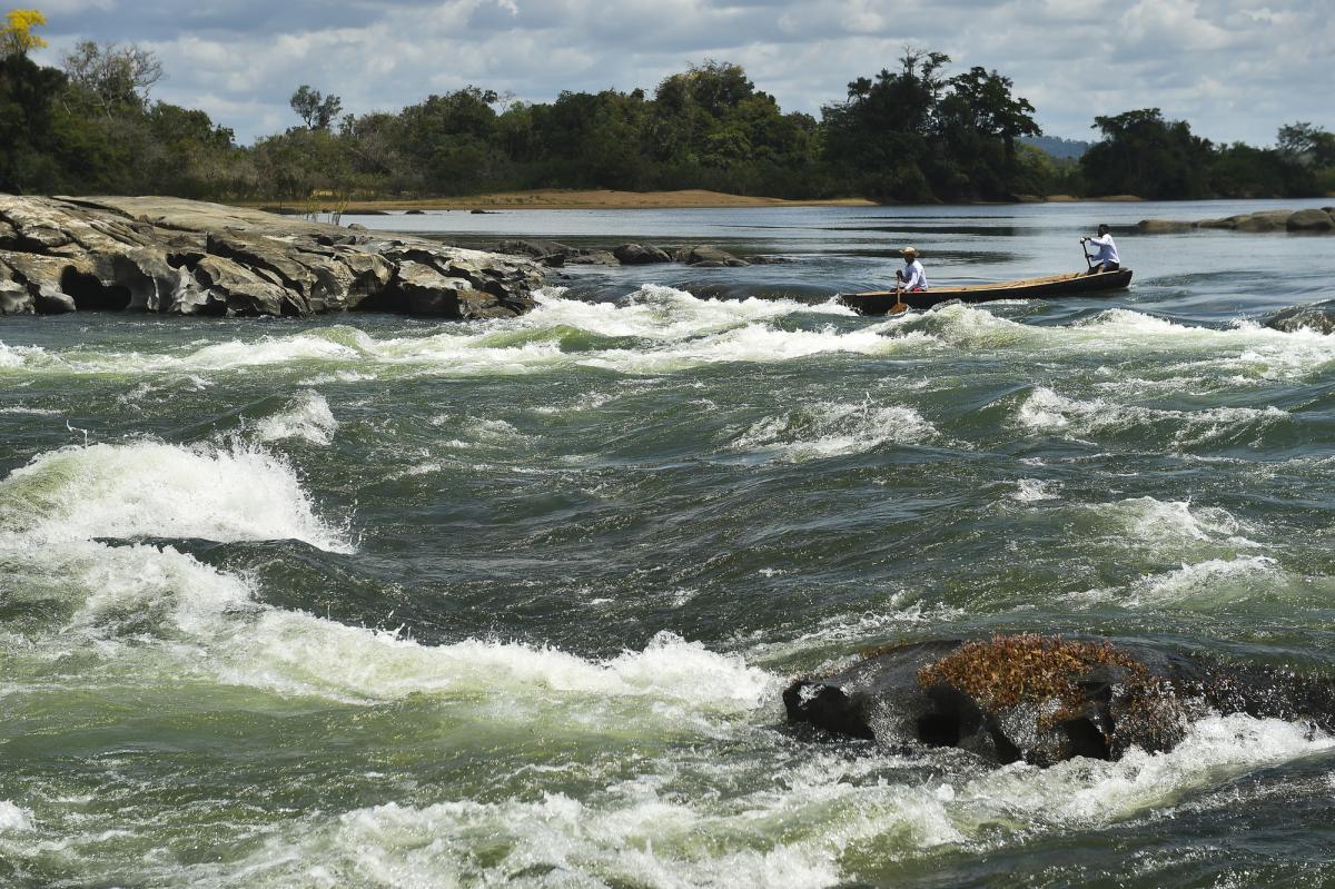 Canoa atravessa pedral na Volta Grande do Xingu, no Pará