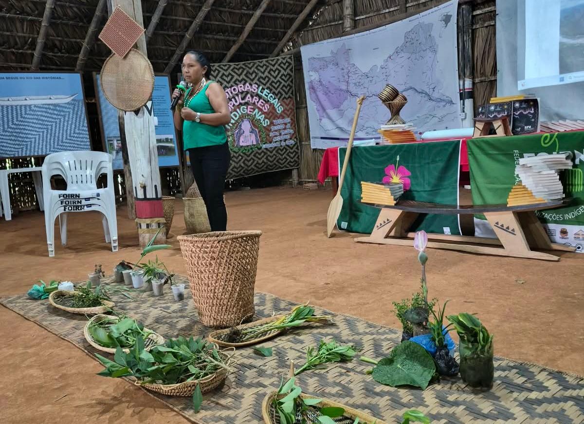 Elizângela Baré apresentando plantas medicinais no III módulo de formação de Promotoras Legais Populares Indígenas