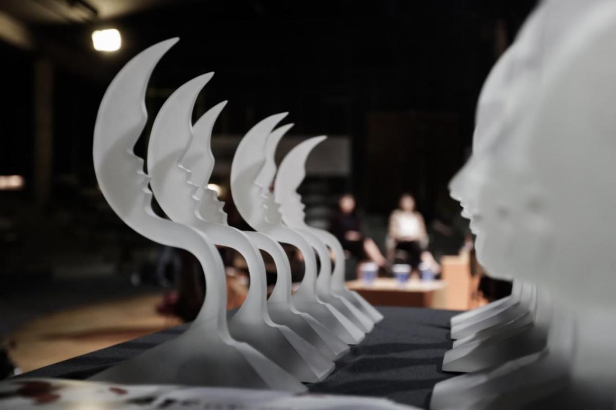 Troféu símbolo do Prêmio – a meia lua recortada com a silhueta de Vlado, uma criação do artista plástico Elifas Andreato