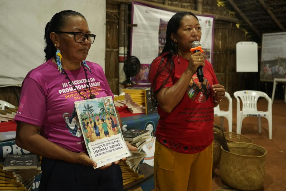 Lucilene Veloso e Madalena Fontes apresentando o projeto Espaços Seguros para meninas e meninos em territórios indígenas no III módulo de formação de Promotoras Legais Populares Indígenas