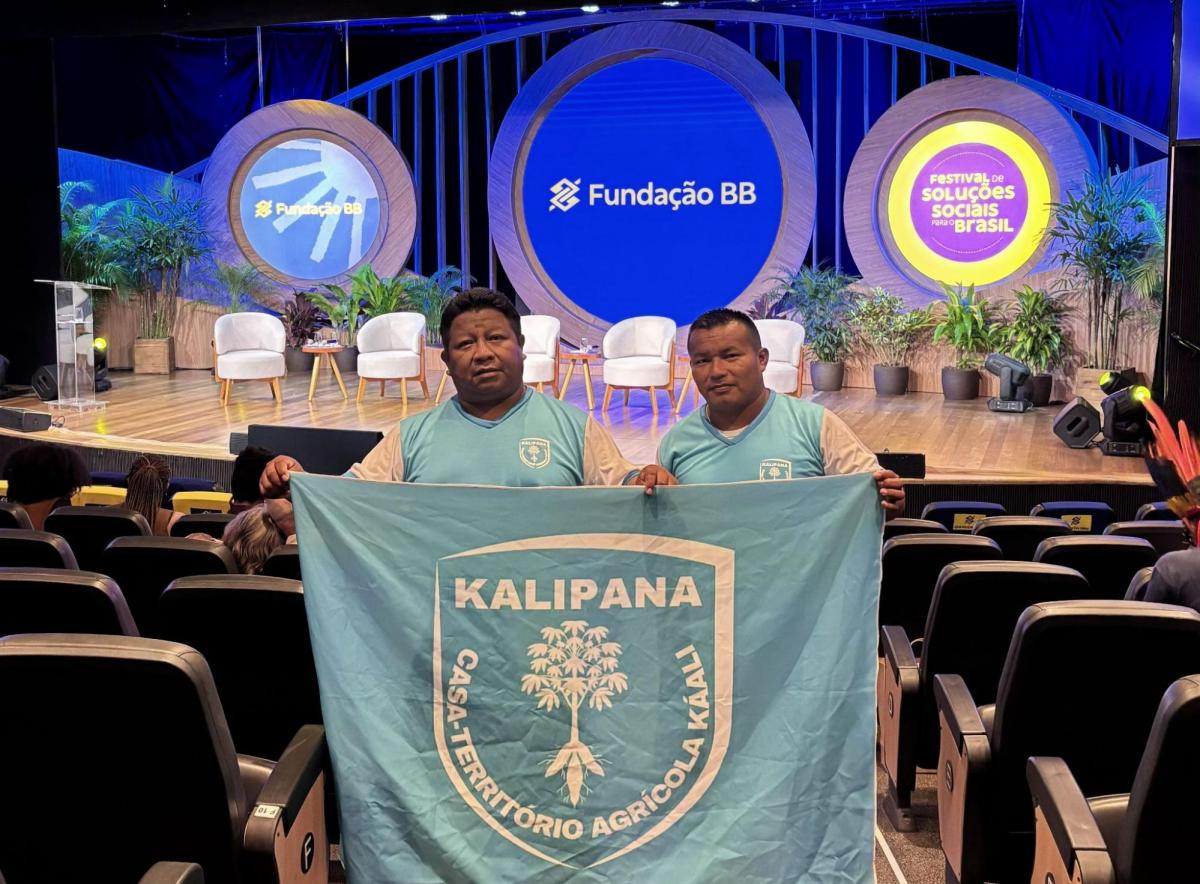 Dzoodzo Baniwa, ao lado do Capitão da comunidade Santa Isabel do Ayari, Gerson Lopes da Silva, durante premiação da Fundação Banco do Brasil