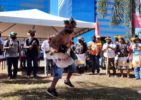 Guarani-Kaiowá dança em homenagem a Bruno Pereira e Dom Phillips, em frente à sede da Funai, em Brasília | Ester Cezer / ISA