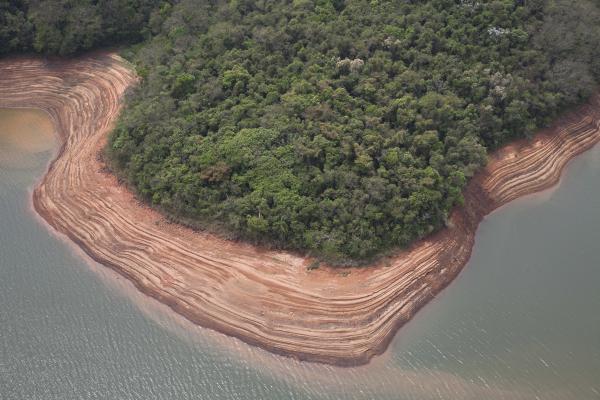 Vegetação nativa é fundamental para manutenção de mananciais de água e regulação climática, mas pressão por aprovação de projetos que reduzem conservação segue forte no Congresso. Seca afeta a represa da Cantareira (SP), em 2014 | Adriano Fagundes