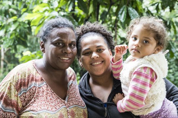 Três gerações de quilombolas, Valni, Elizabete e Ester de França, do quilombo São Pedro | Foto: Claudio Tavares/ISA