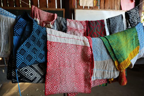 Tipoias e bolsas produzidas em oficina na aldeia Samaúma | Clara Roman / ISA