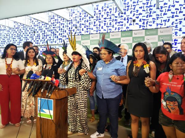 Lançamento da Frente Parlamentar em Defesa dos Direitos dos Povos Indígenas na Câmara. Célia Xakriabá (C) será a coordenadora da frente | Oswaldo Braga de Souza / ISA