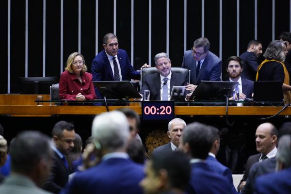 Arthur Lira comnada sesssão da Câmara de ontem