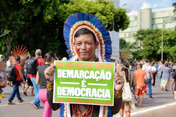 Indígena durante marcha do Acampamento Terra Livre 2023 | Richard Wera Mirim