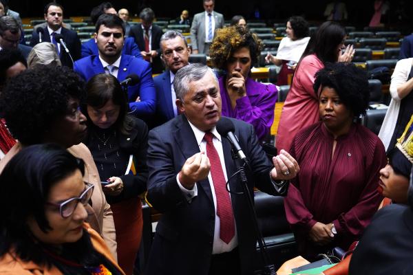 Líder do governo José Guimarães discurso no plenário da Câmara | Pablo Valadares / Câmara dos Deputados