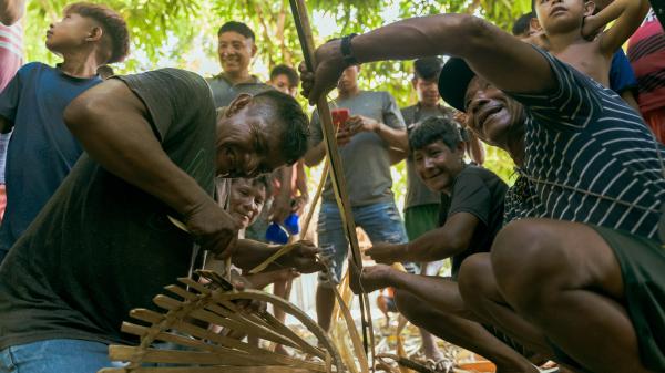 As crianças aprendem o murot com os mais velhos da sua Aldeia