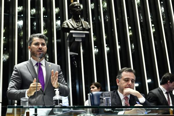 O relator do PL 2.903 no plenário e na CCJ, Marcos Rogério, e o presidente do Senado, Rodrigo Pacheco, na sessão que aprovou a proposta | Waldemir Barreto / Agência Senado