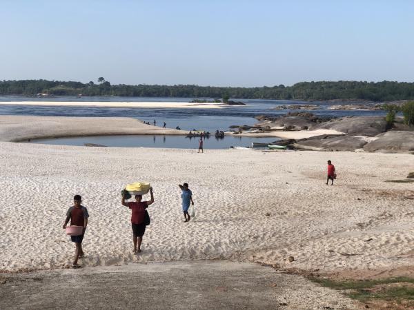 Avanço da faixa de areia já impede aproximação até das pequenas embarcações na principal orla de São Gabriel da Cachoeira