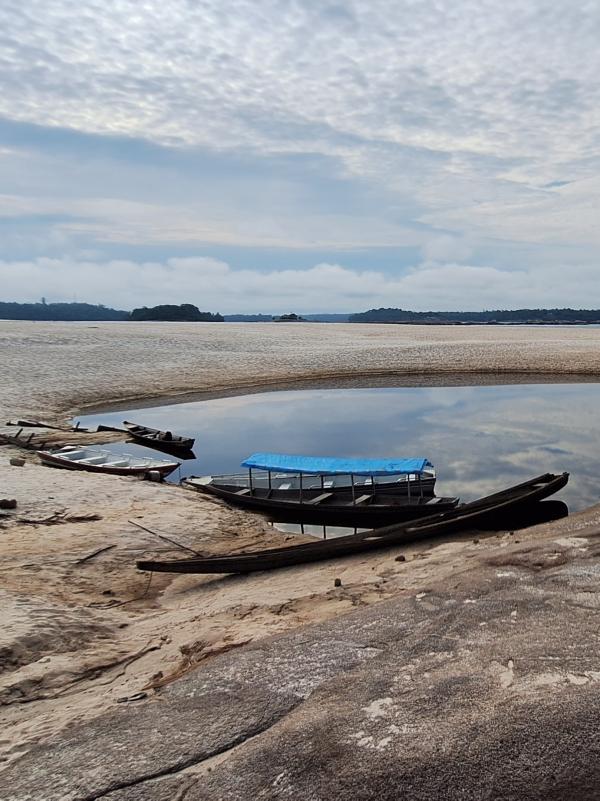 Faixa de areia cresce e pedras aparecem na vazante do rio na principal orla de São Gabriel