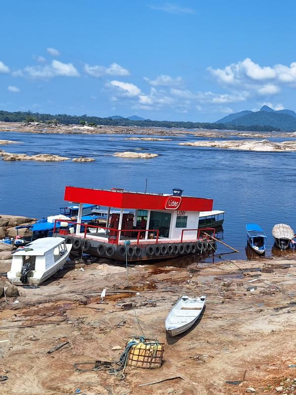 Posto de combustível flutuante está  atracado em terra firme no porto Queiroz Galvão, em São Gabriel