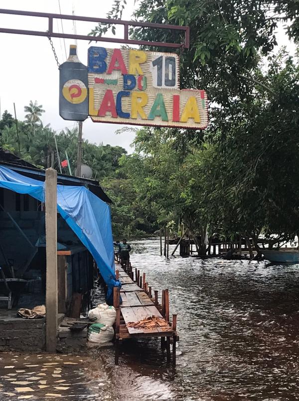 Via no final da orla de São Gabriel inundada durante a cheia de 2022