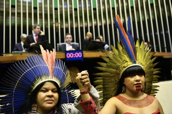 A ministra dos Povos Indígenas, Sônia Guajajara, e a deputada Célia Xakriabá protestam contra o 'marco temporal' na sessão do Congresso | Geraldo Magela / Agência Senado