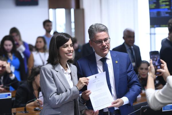 Uma das autoras do PL 4.129, deputada Tábata Amaral (PSB-SP), e o relator da proposta da CMA do Senado, Alessandro Vieira (MDB-SE) | Edílson Rodrigues / Agência Senado 