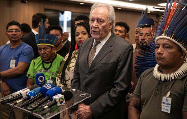 O ministro da Justiça, Ricardo Lewandowski, no anúncio da declaração das três terras indígenas junto com lideranças indígenas | Robson Alves / MJSP